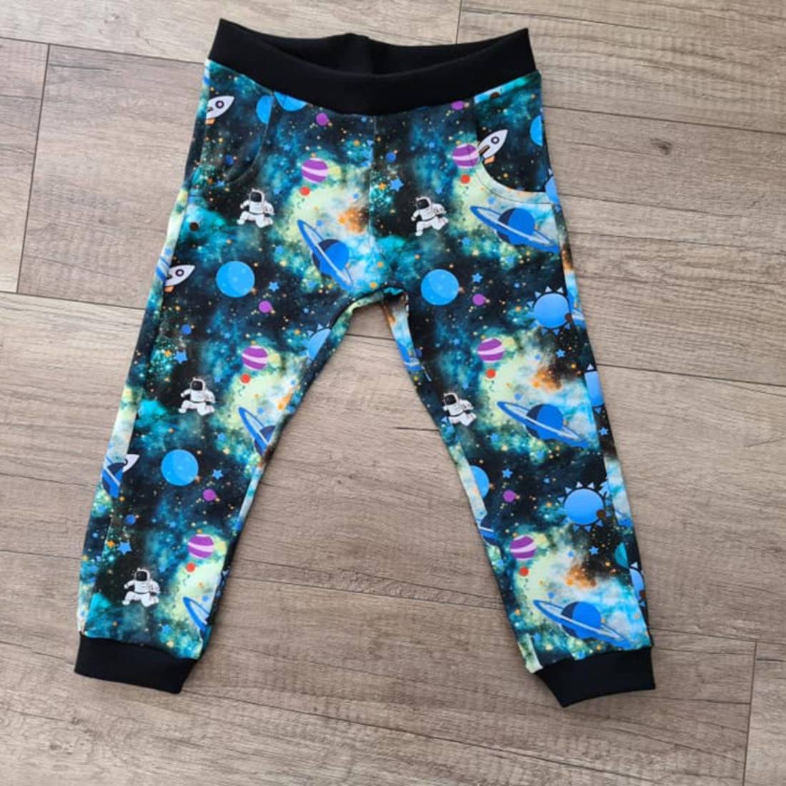 Cover-SANTAI-Jogginghose-Baby-quadrat-4