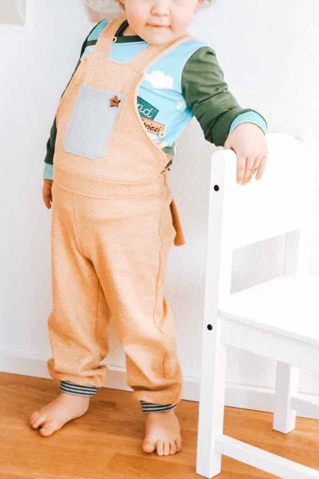 Tonyy-mini-mit-latz-boy cr